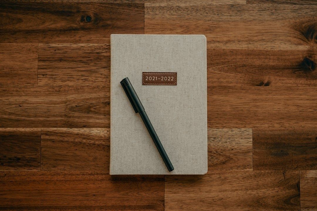 Notizbuch mit der Aufschrift „2021-2022